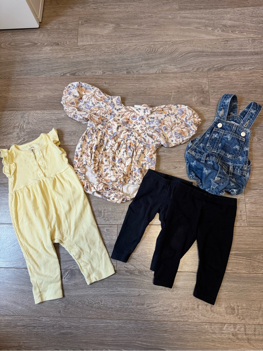 6-12 M Girls Lot of Clothes